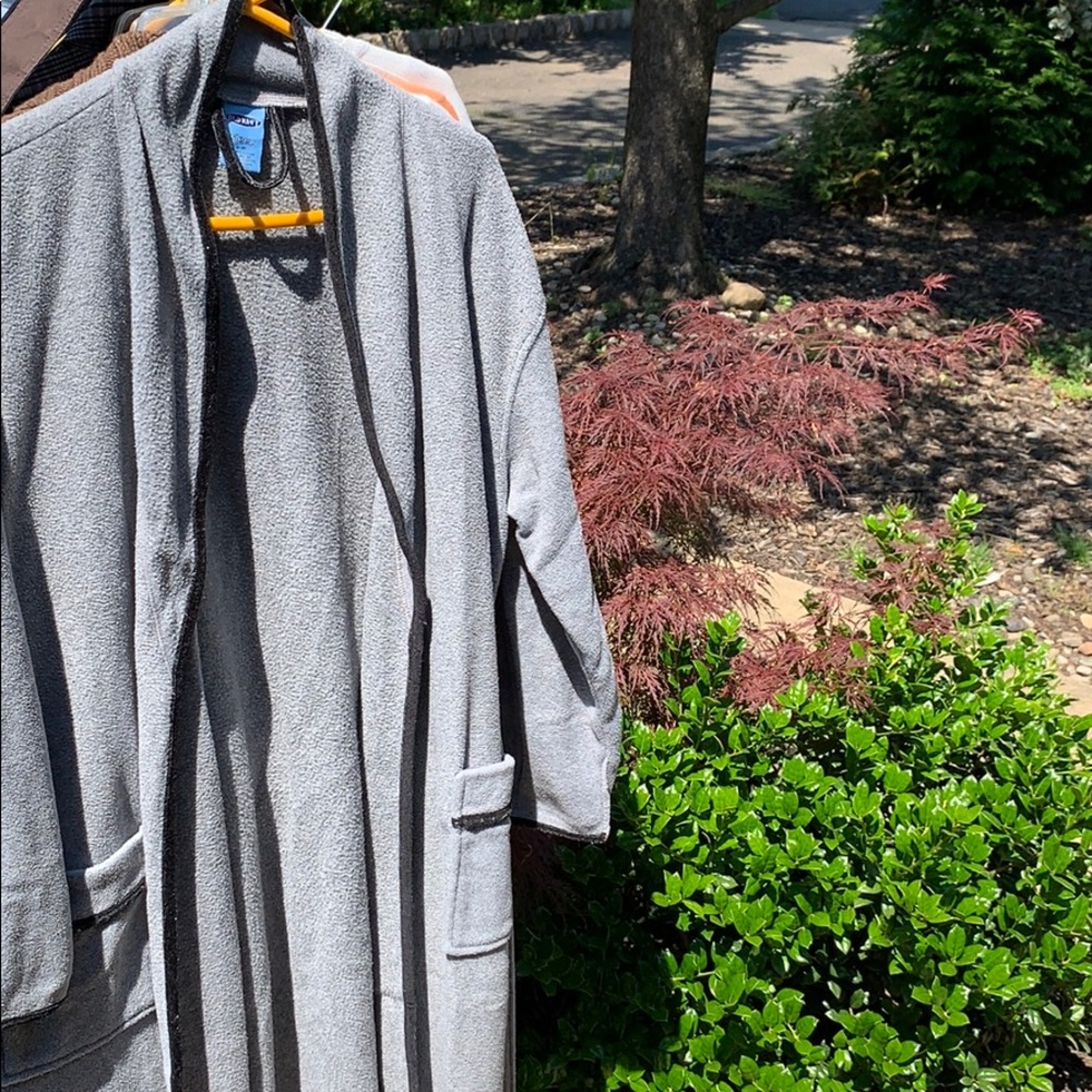 Robe - Picture 2 of 2